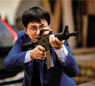 成龙与女团合影略显亲密，搭肩搂腰被批行为不当，表情像复制粘贴