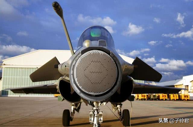 为何不将战机雷达整流罩和机身涂成相同颜色？