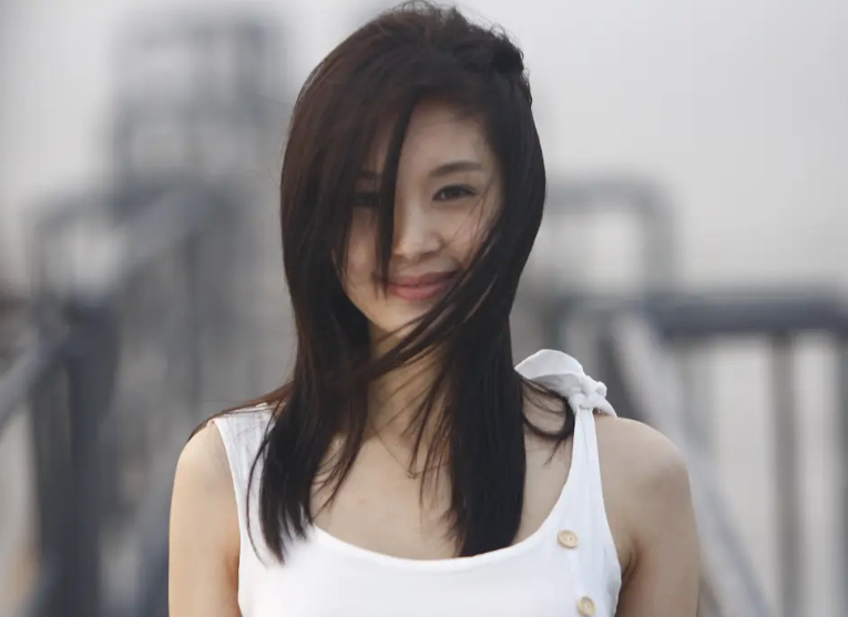 金莎再上相亲节目，高级恋爱观引发争议：她确