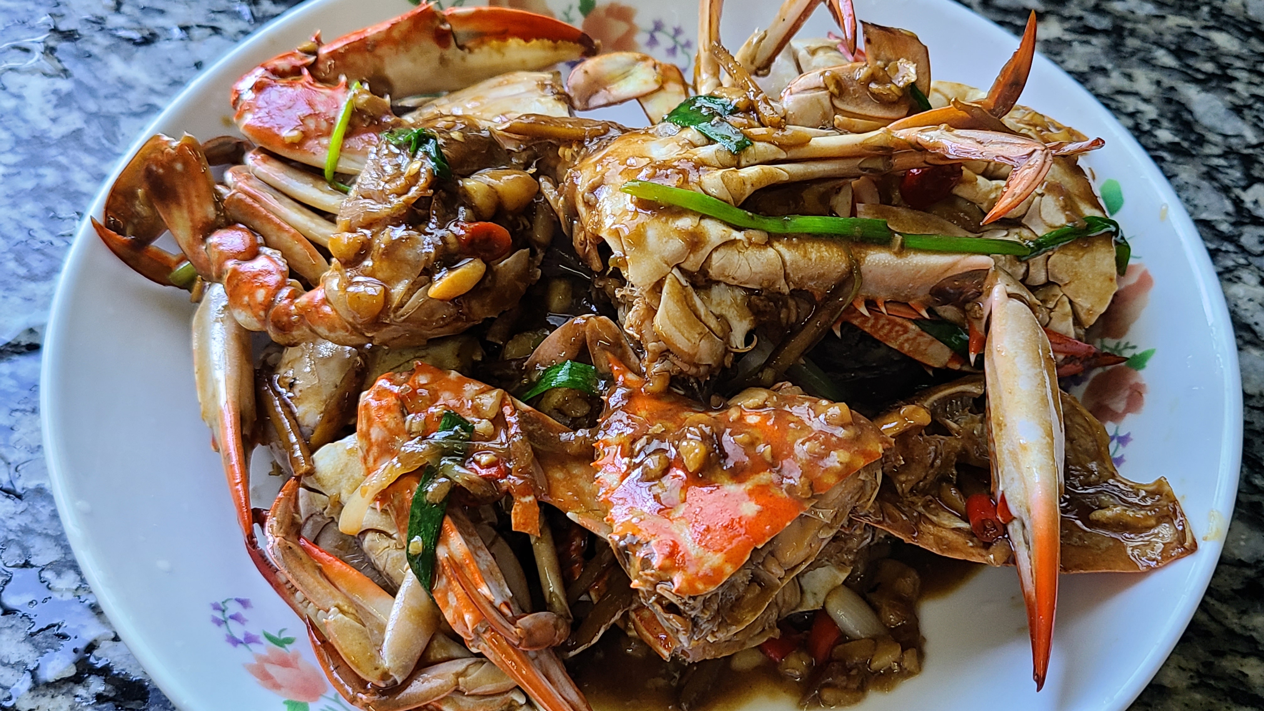 蒜蓉螃蟹的家常做法，很好吃的一道美食，简单美味，想吃就做