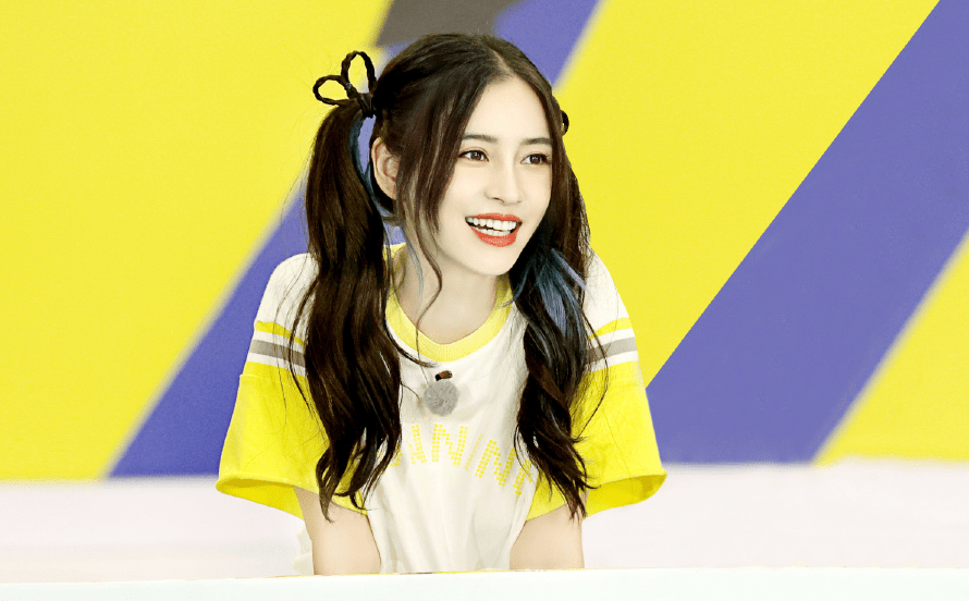 毛晓彤躲角落抽烟被拍，粉丝纷纷维护，杨颖抽