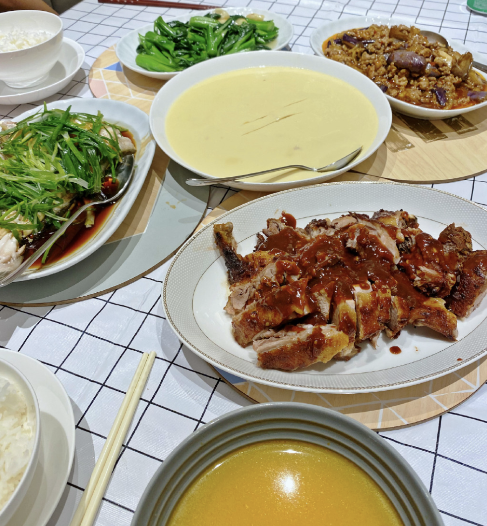 胡杏儿参加中秋晚会数月未回家，3个儿子看直播支持妈妈画面温馨