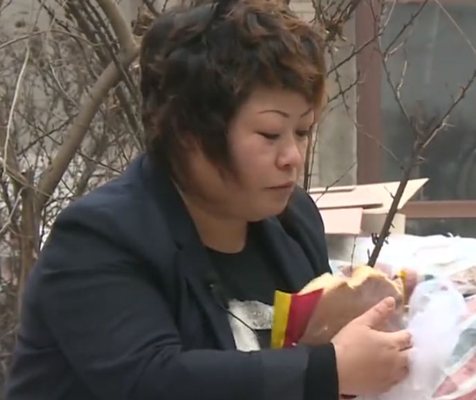 变形计：他是最穷富二代，母亲月收入仅1500，却借钱给儿子挥霍