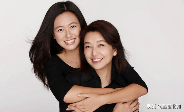 “妇女杀手”靳东的苦甜情史，和他背后的2个离