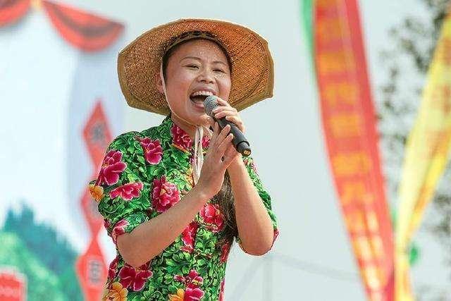 从《星光大道》出道的草帽姐，为何沦落路边卖