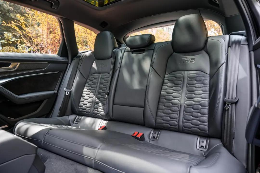 试完这台奥迪8缸性能车后发现，原来性能车也能很舒适