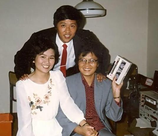 她主持《新闻联播》零失误，曾获金话筒奖，却