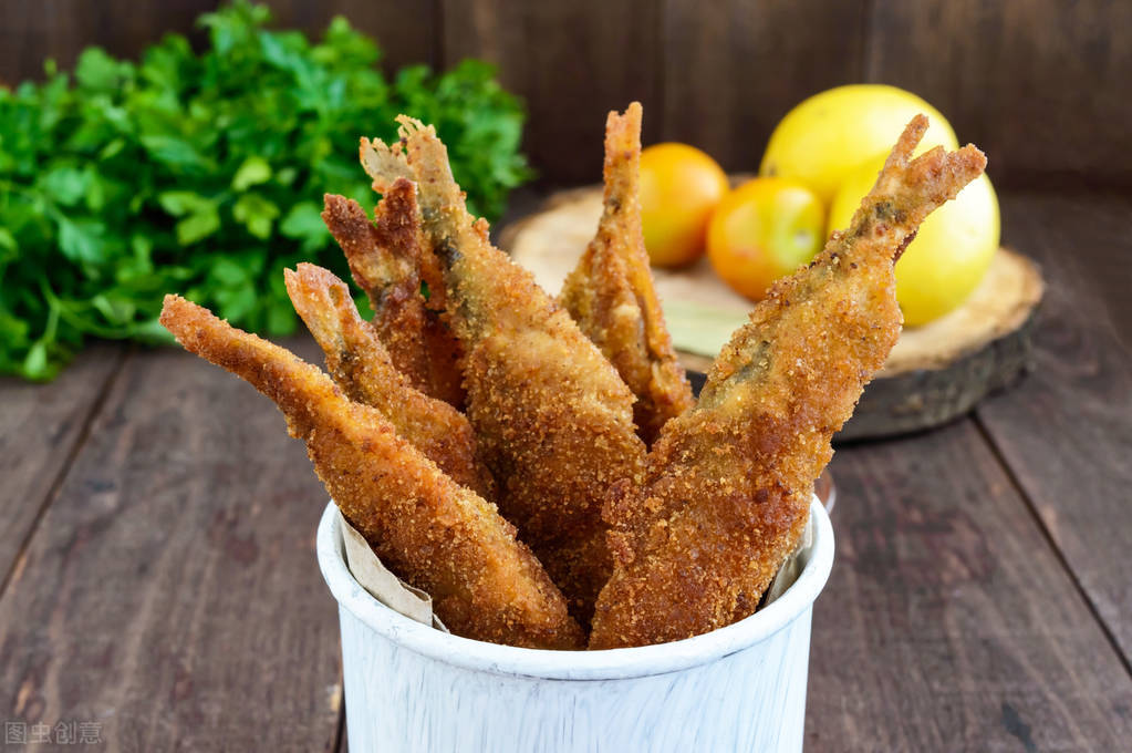 炸小魚時，不要只會加麵粉，教你正確的方法，又酥又脆味道香