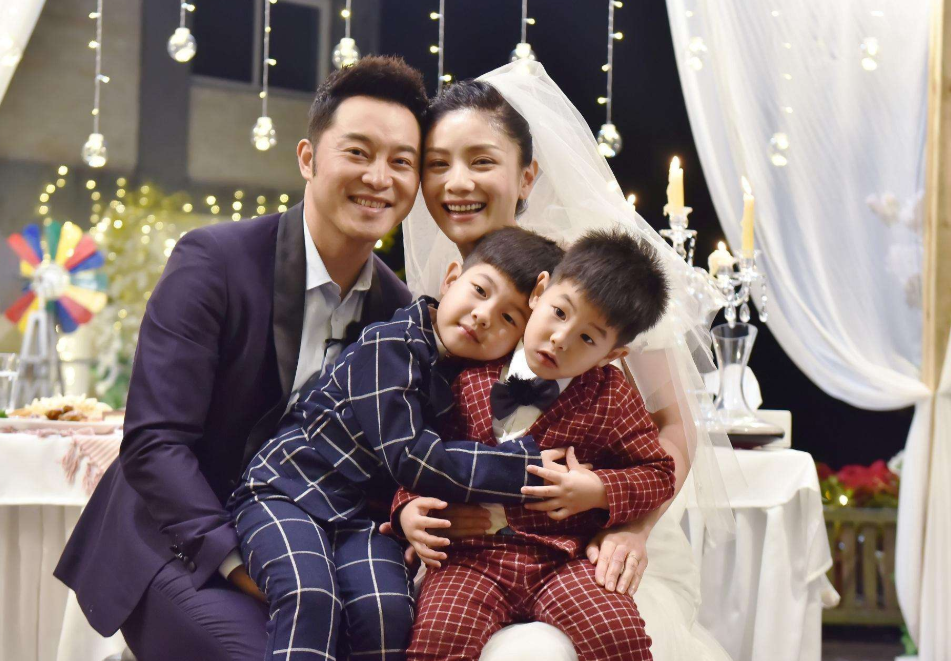 1年级开学！小鱼儿身高暴涨瘦成小帅哥，对妈妈胡可搞怪显开心