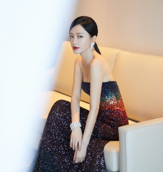 当杨幂和秦岚同穿抹胸裙，原来少女和大妈就差了个天鹅颈的距离