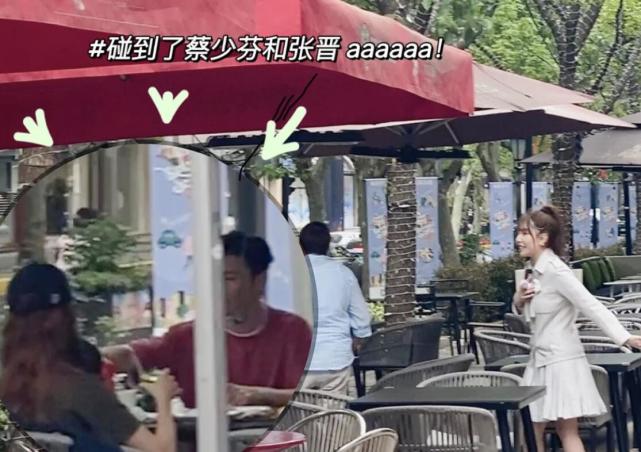網友偶遇張晉夫婦帶家人逛街，48歲蔡少芬全素顏臉部鬆垮認不出