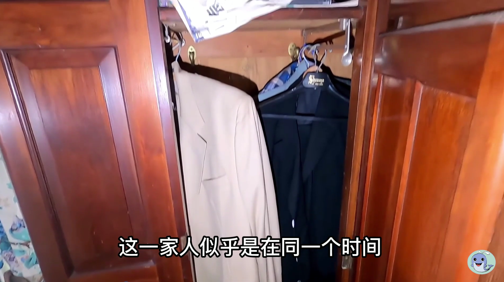 这是一栋被主人遗弃的房屋，价值180万的汽车都不要了