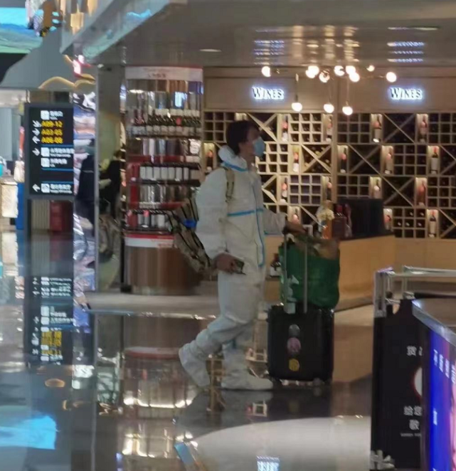 網友機場偶遇吳尊，穿防護​​服難擋帥氣，用購物袋裝行李超接地氣