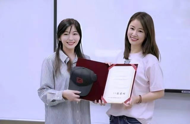 林心如硕士顺利毕业，穿学位服拍毕业照，模样清新可爱像校园女神
