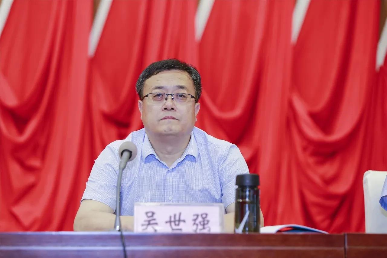 河东区副区长,红十字会会长吴世强主持会议新当选的河东区红十字会