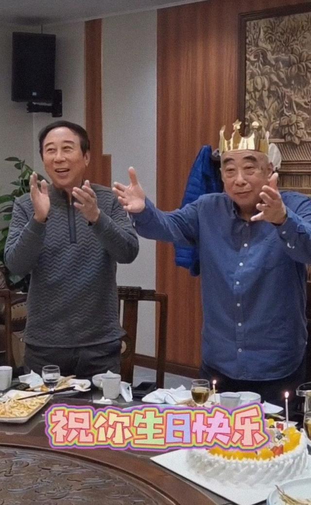 冯巩和两位姐姐回老家祭祖，姐弟三人如复制粘贴，长相一模一样