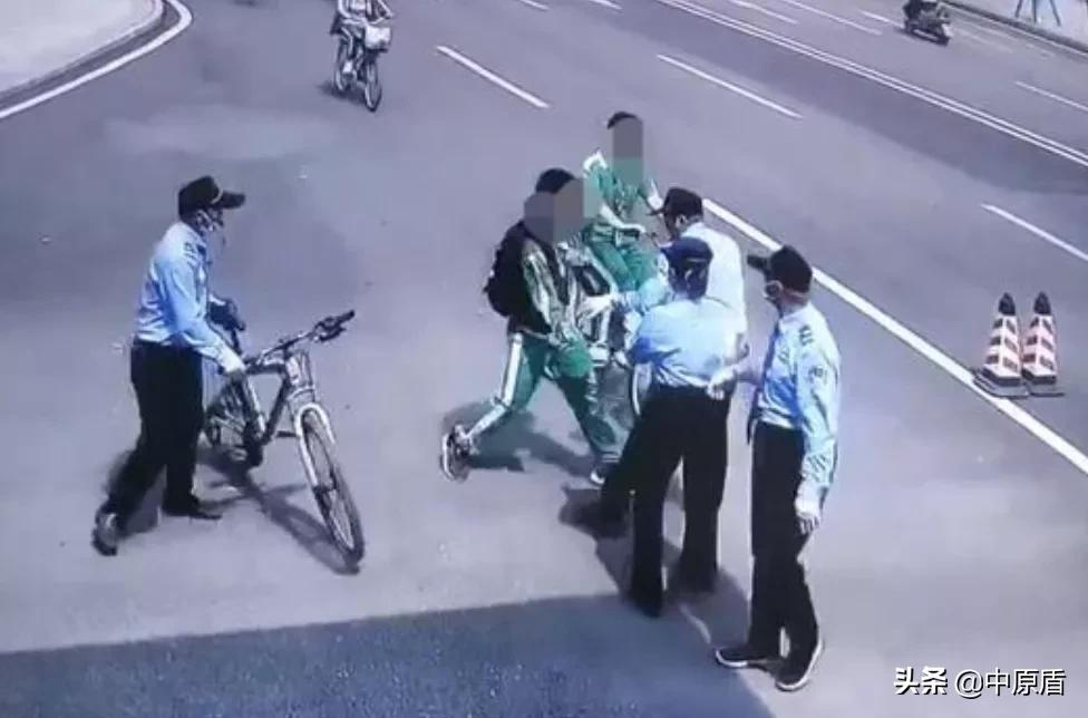【法治新闻早餐】敲诈公职人员的女辅警照片曝