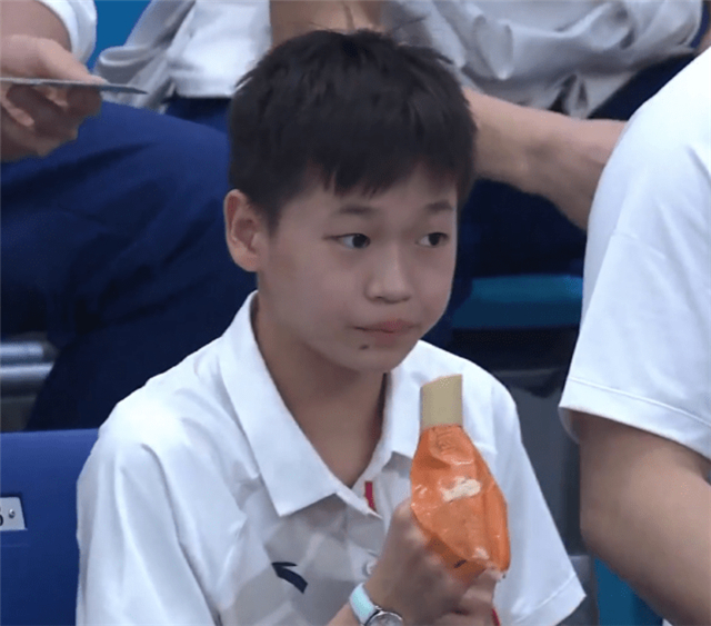 1米4全红婵合影太逗！身后2米朱婷，紧挨200斤巩立姣，红姐太娇小