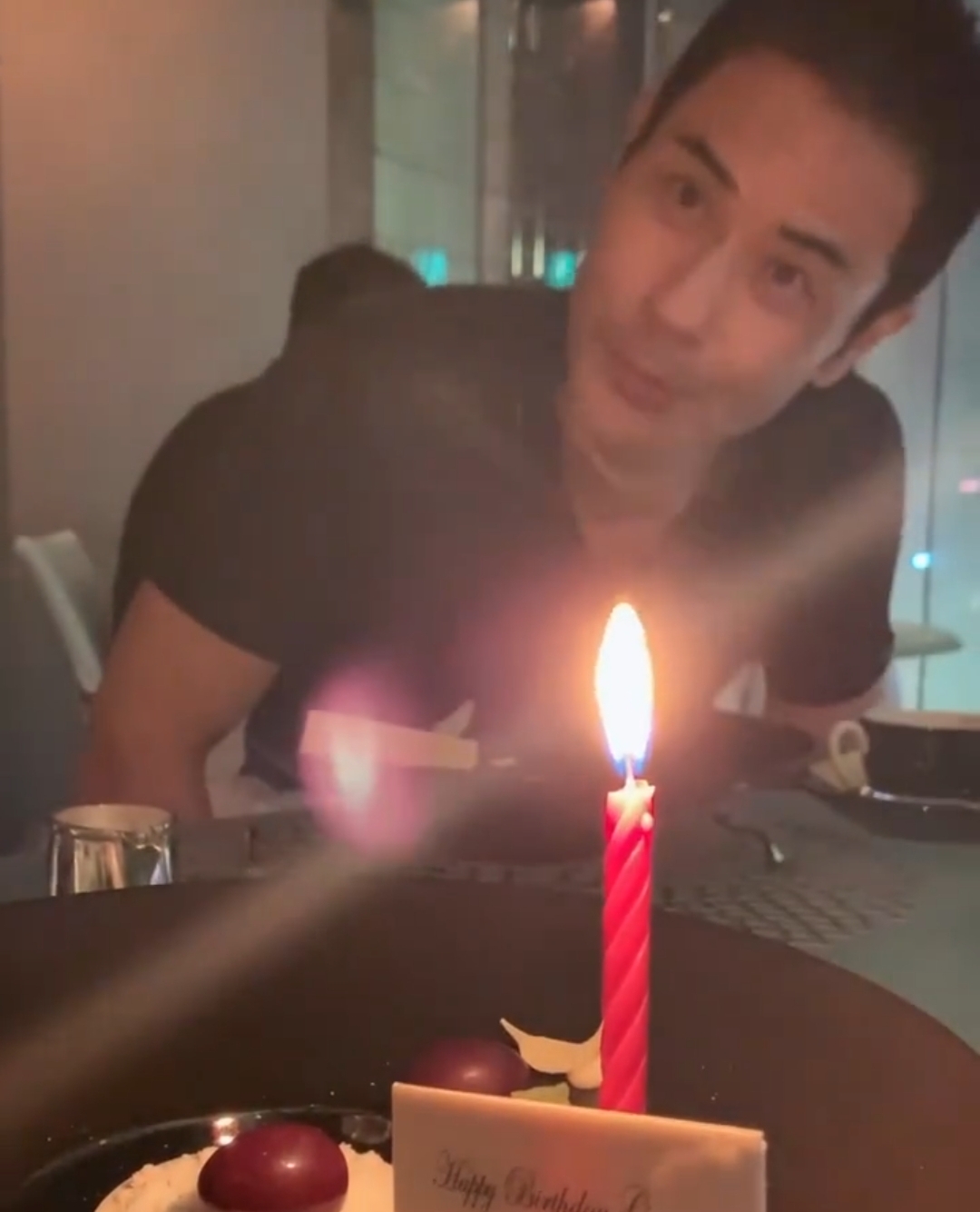 郑嘉颖小22岁娇妻陈凯琳晒生活日常庆生，一家四口泳池玩水超幸福