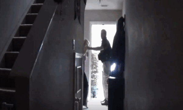 美國一直在隱瞞疫情實情？ 有官員提前拋售股票，有人揭老底被抄家