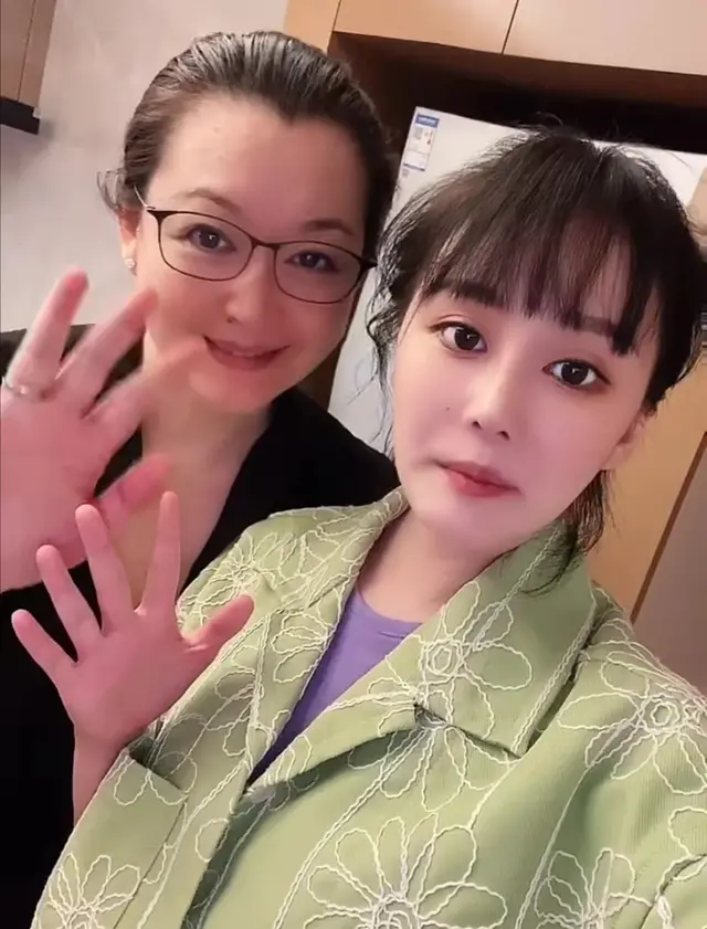 赵本山妻子罕见出镜，54岁容颜不老青春依旧，满满的都是回忆