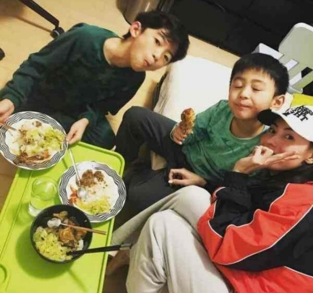 2歲半張禮承罕露真容,眉眼神似二哥謝振南,小Q一件外套7200 - 資訊咖