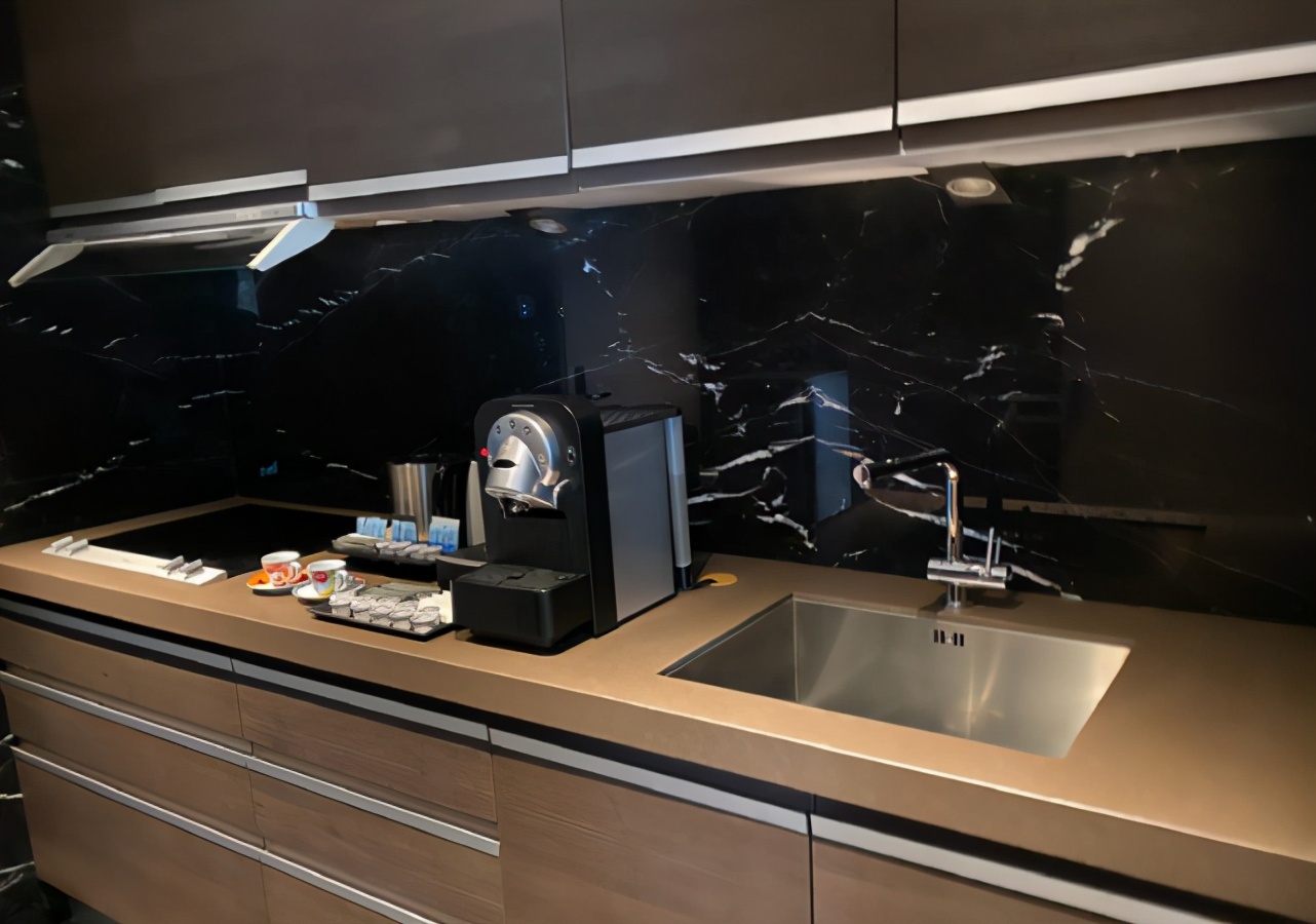 向太一家终团聚，住四万多一天豪华酒店，为陪郭碧婷生产做好准备