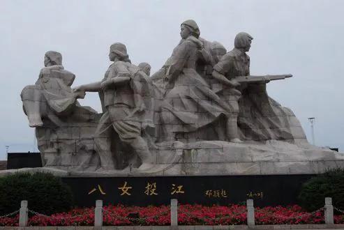 八女挽臂投江，壮烈殉国，用生命掩护的师长关书范，却投敌叛变