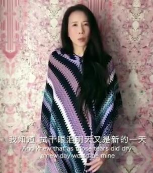 50岁莫文蔚朗诵英文诗致敬白衣天使，网友：不会中文吗？