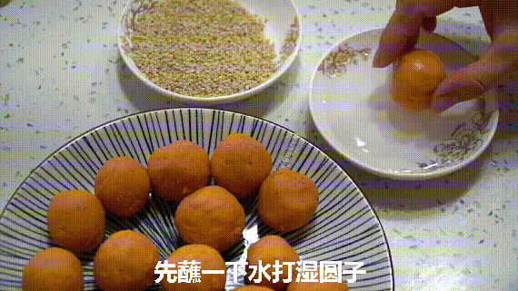 我家红薯从不熬粥，加点面，拌点糖，秒变抢手小零食，酥香软糯