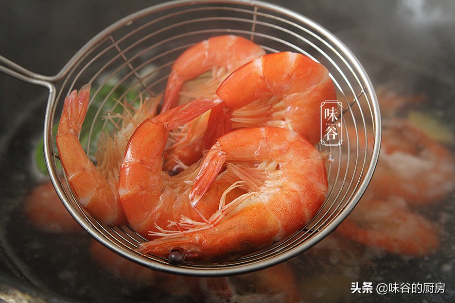 水煮蝦時，冷水還是熱水下鍋？ 總有人弄錯，難怪蝦肉發柴不鮮嫩