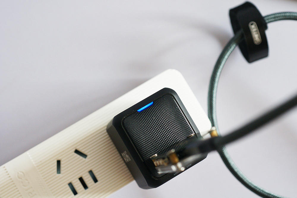 體積超小，還能給筆記本充電！Aohi Magcube 65W氮化鎵快充體驗