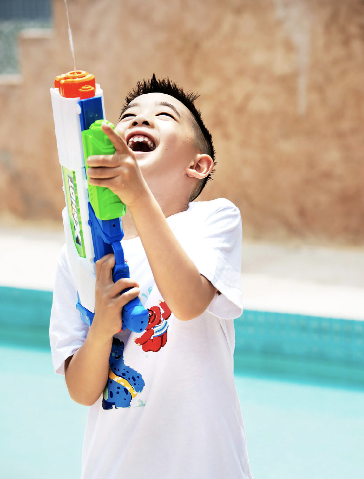 Jasper拍六一写真，8岁小小春长成翩翩少年，玩水吹泡泡充满童趣