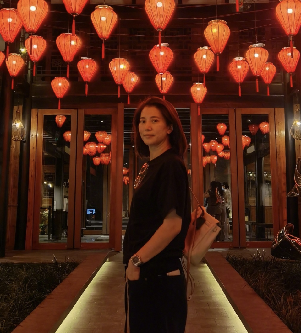 张智霖为袁咏仪庆生，甜喊“美女”祝其美貌如花，自己赚钱养家