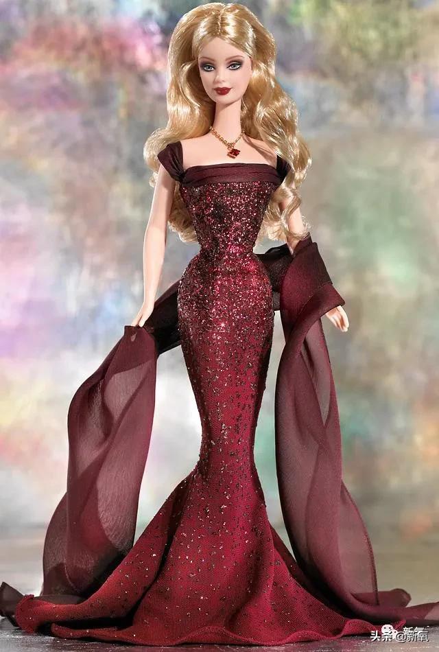 陪伴大家長大的芭比娃娃，也根據流行審美悄悄的換臉呢