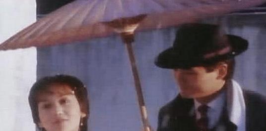 同是给冯程程打伞，周润发对比黄晓明，告诉你