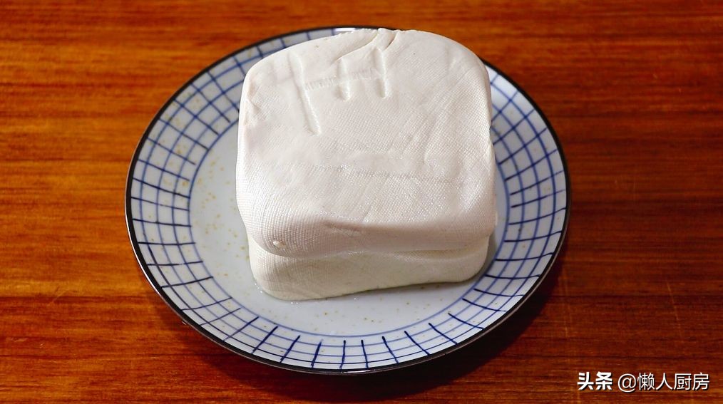 原来豆腐泡的做法这么简单，2块老豆腐就能搞定，外皮金黄不发脆