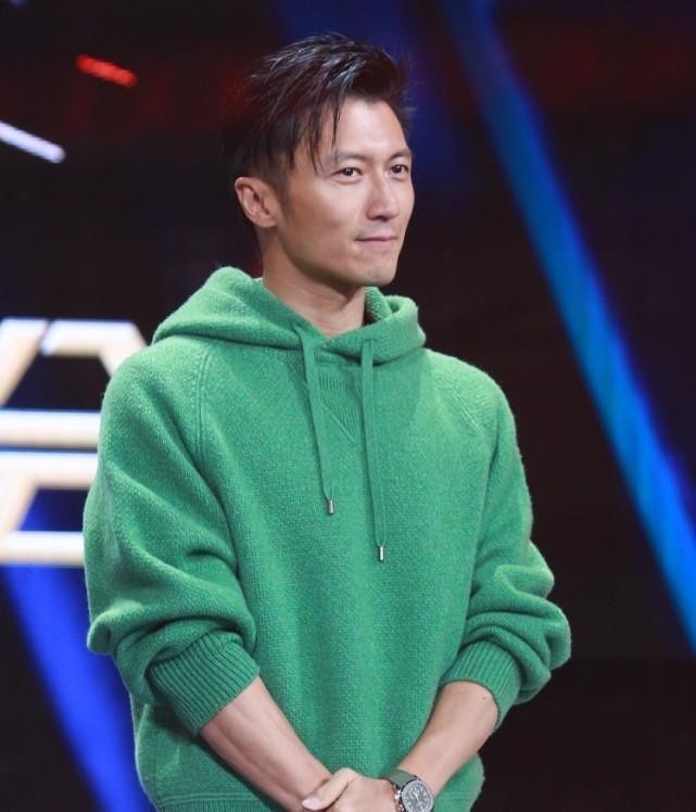 谢霆锋穿衣挺有个性的 绿色针织卫衣配工装皮裤 混搭出潮男气质 资讯咖