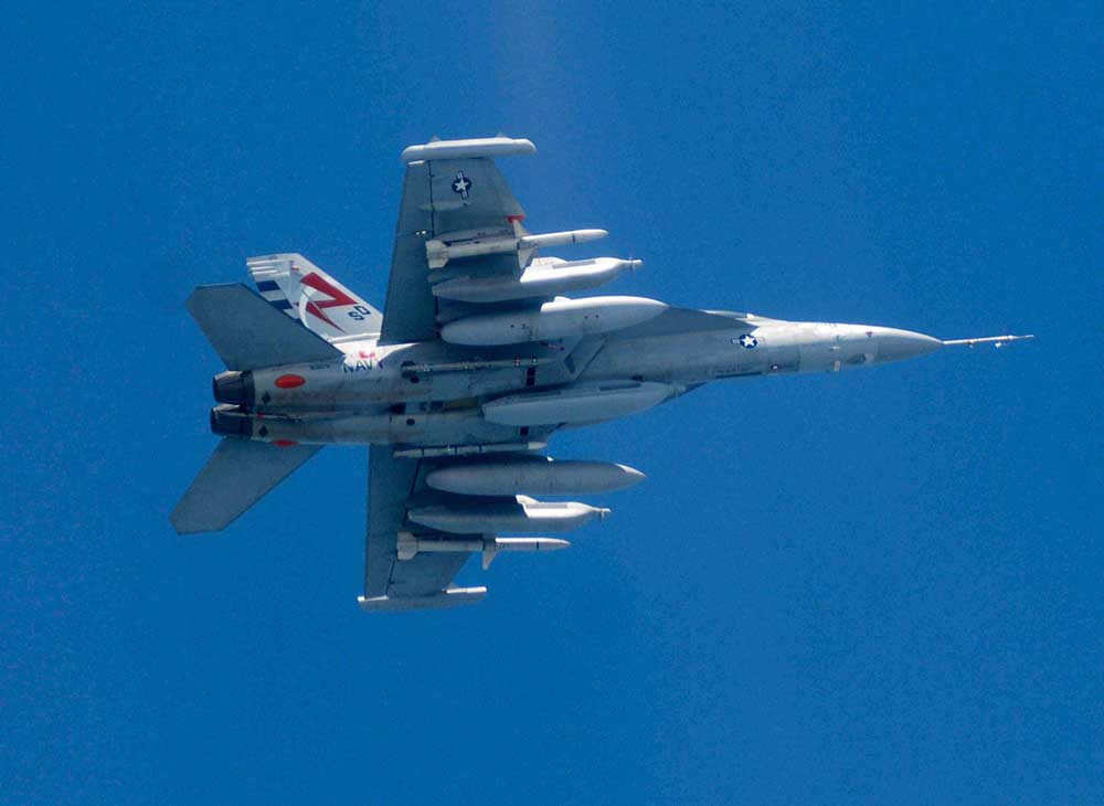 美军新版F18战机亮相，罕见公开座舱结构，先进