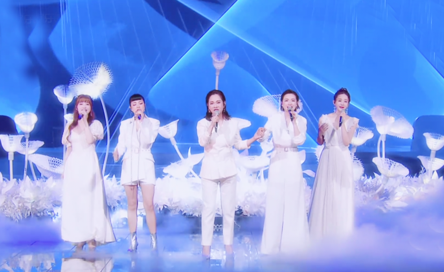 浪姐：万茜开启夸夸群，宝藏团让人意难平，仗