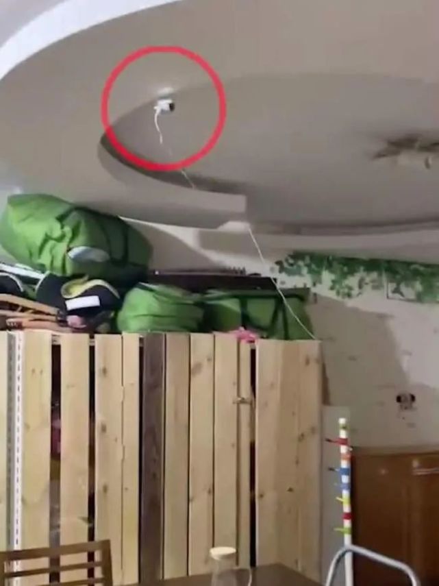 气愤！男房东在客厅装摄像头，女租客沟通三个月无果：他甚至会通过摄像头观察我们的表情