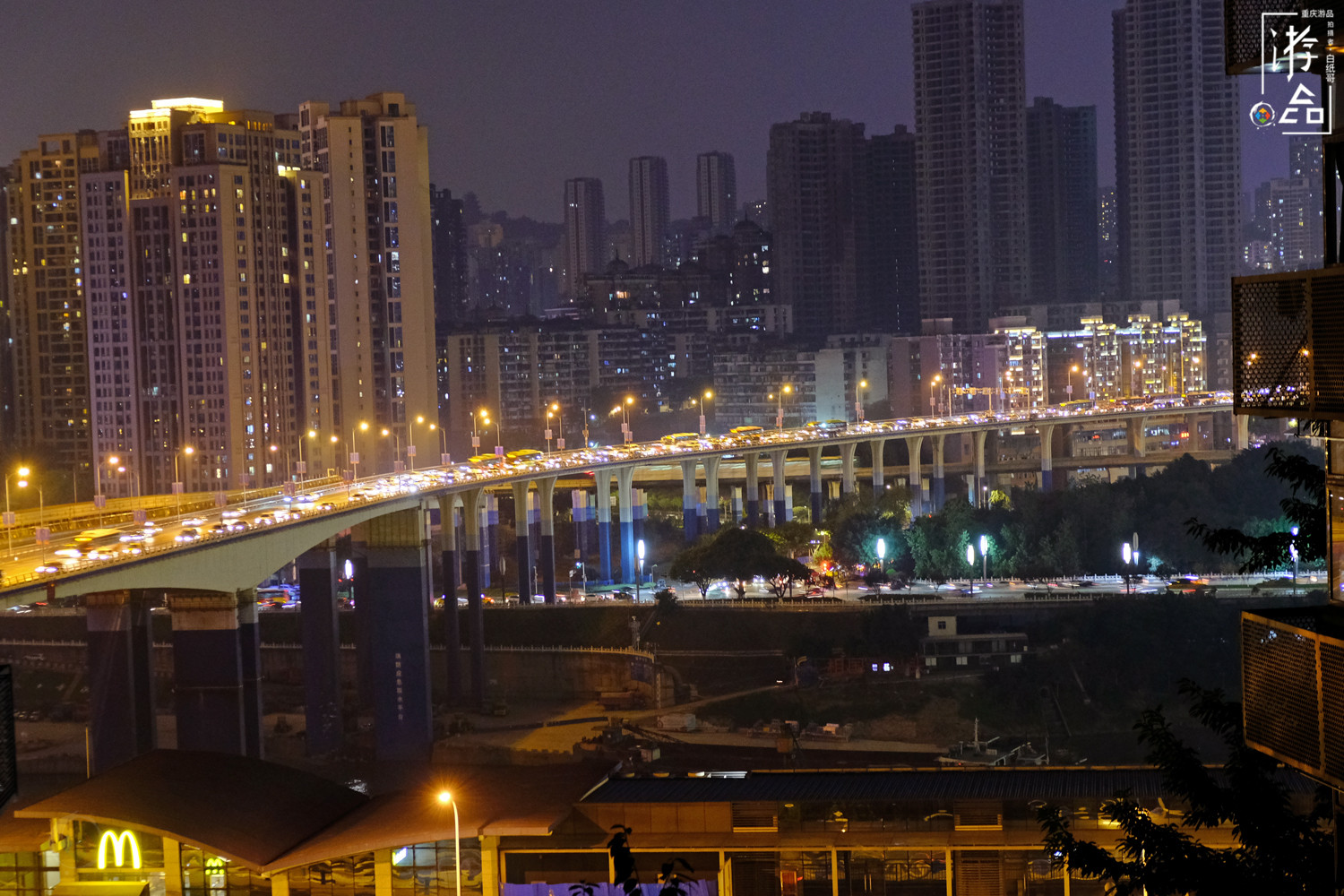 重庆不可忽略的两座大桥，轨道与公路并行，因游客太多被交通管制