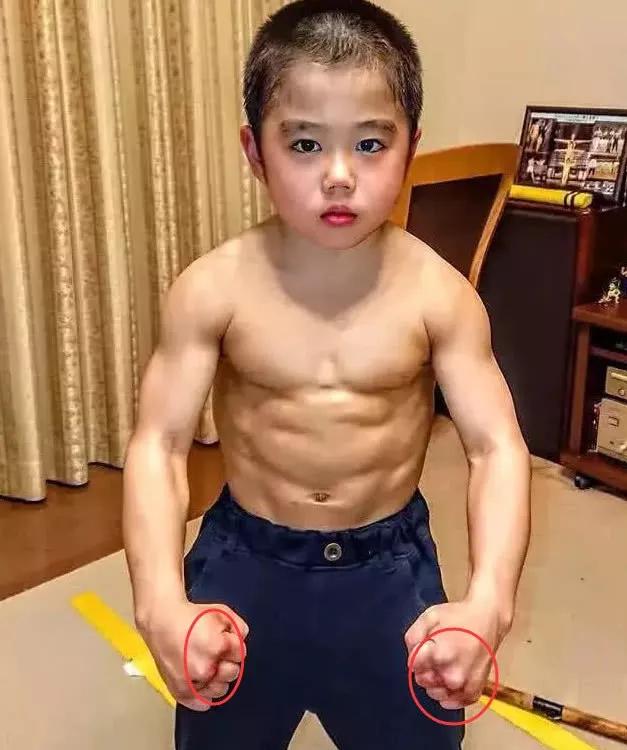 9岁童星模仿李小龙，6块腹肌让人惊叹，被外界称为小李小龙