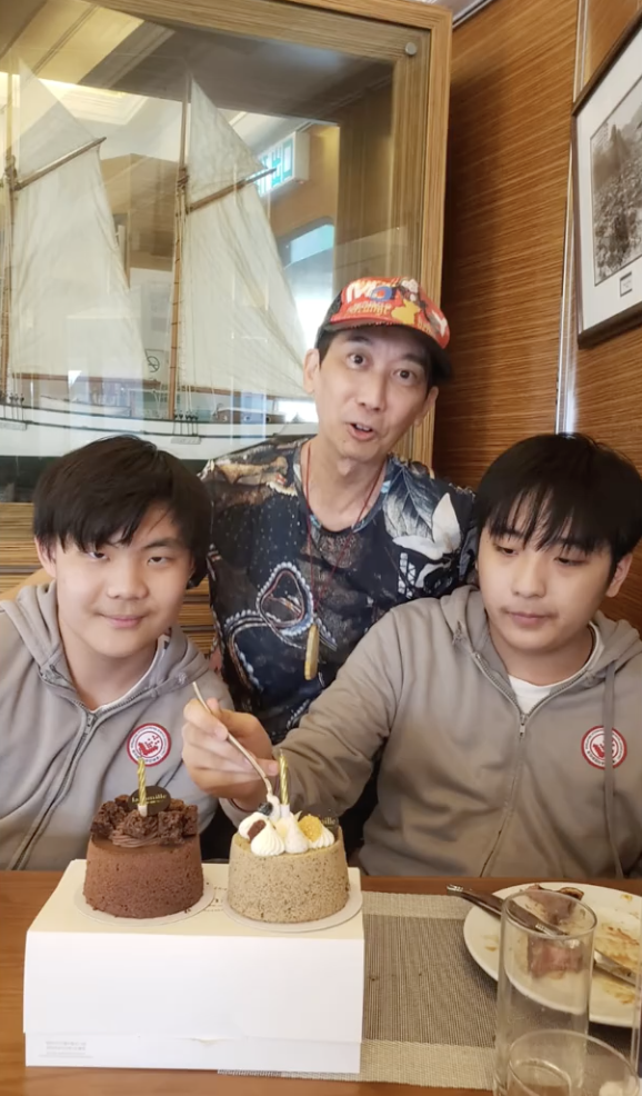 吴镇宇儿子费曼晒庆生视频，与妈妈温馨同框，王丽萍温婉知性