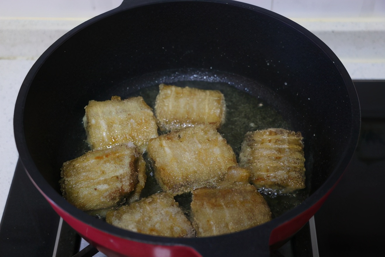 不管煎什麼魚，切忌直接下鍋，學會這1招，魚肉不破不粘鍋