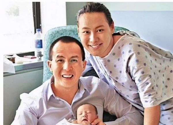 李嘉诚大儿媳现身，五官普通气质非凡，生4个子