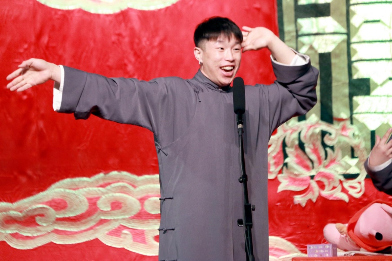 德云社烧饼穿着鞋躺医院沙发,被指不合适,曾送郭德纲天价演出服