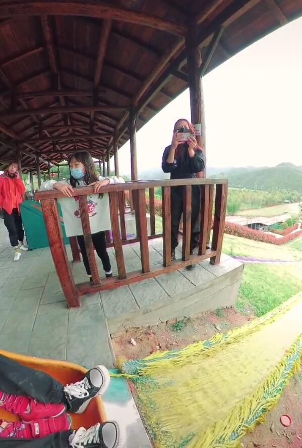 張晉帶兒子玩彩虹滑道，樂兒頭髮被吹成中分，臉嚇得通紅表情淡定