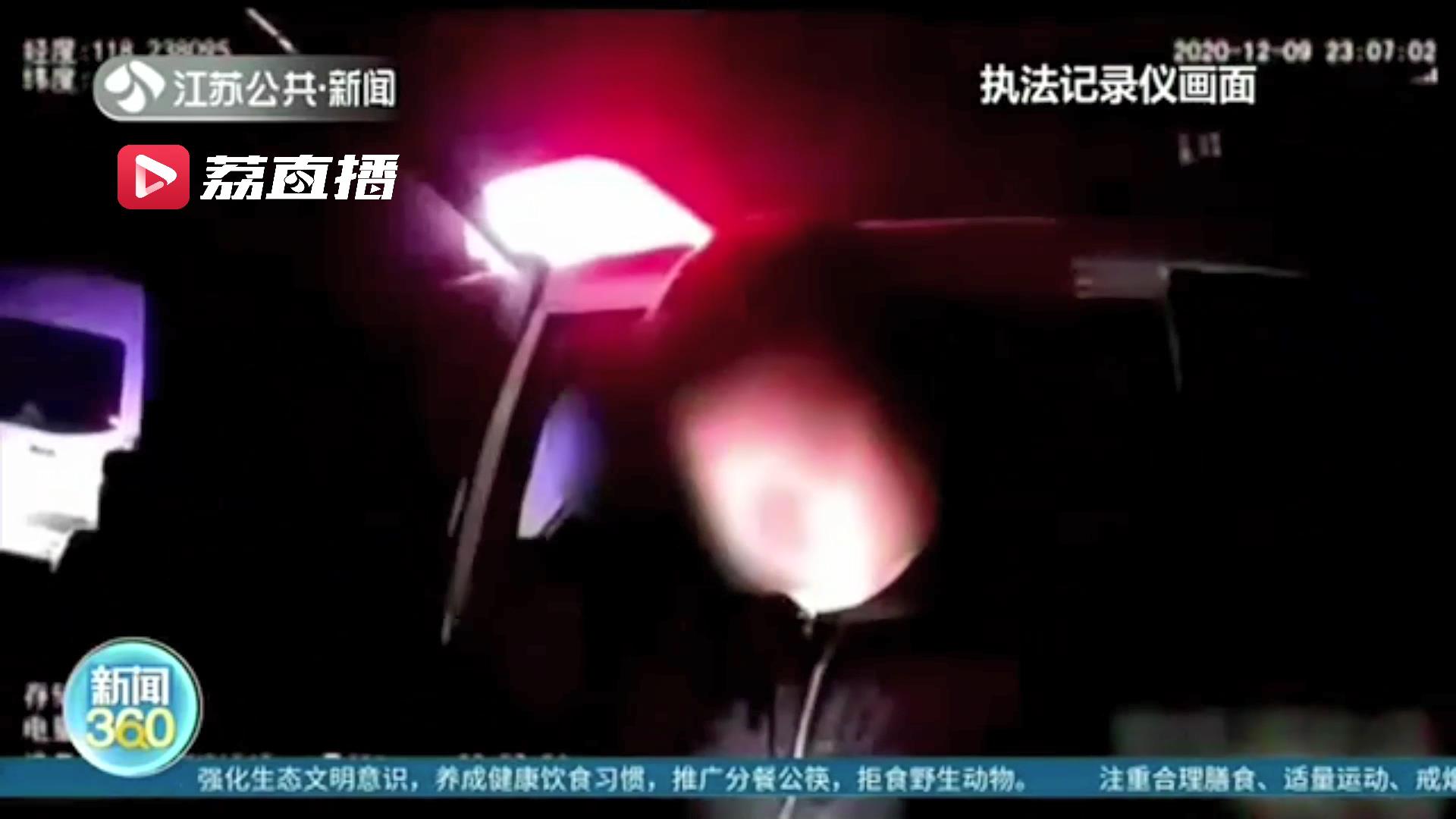 侥幸酒驾路遇交警后突然逃窜 亲戚俩一个喝酒一个无证还想打马虎眼