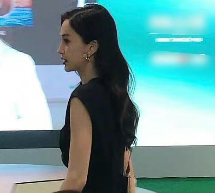 杨颖参加活动被抓拍，离开修图师的保护后，颜值状态成为热议话题